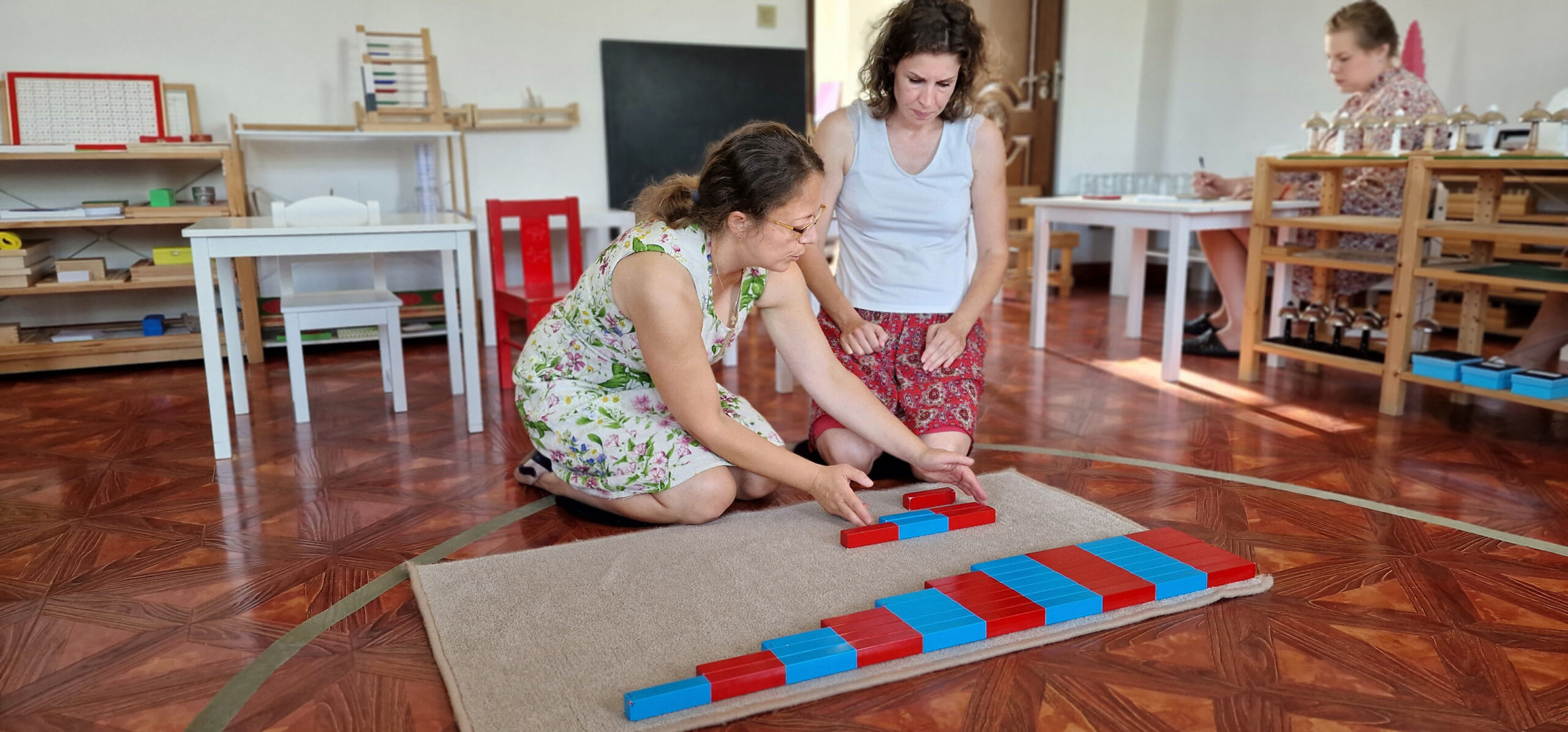 montessori škôlka čevenomodré tyče